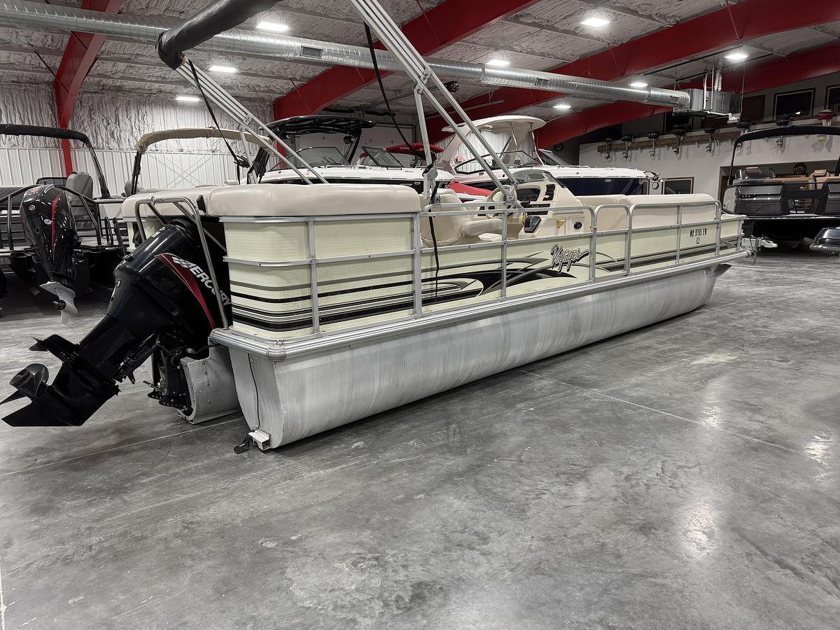 Used 2002 Voyager 25 Cruise Tri-Toon