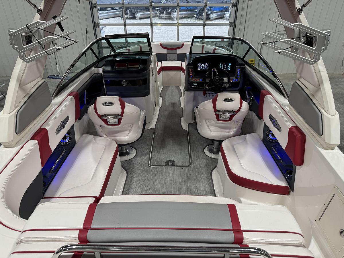 Used 2020 Chaparral 25 Surf