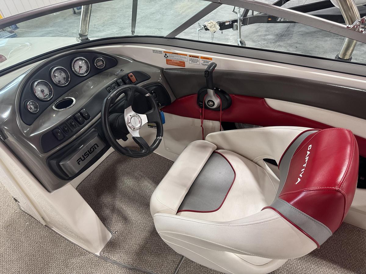 Used 2011 Rinker 216 BR