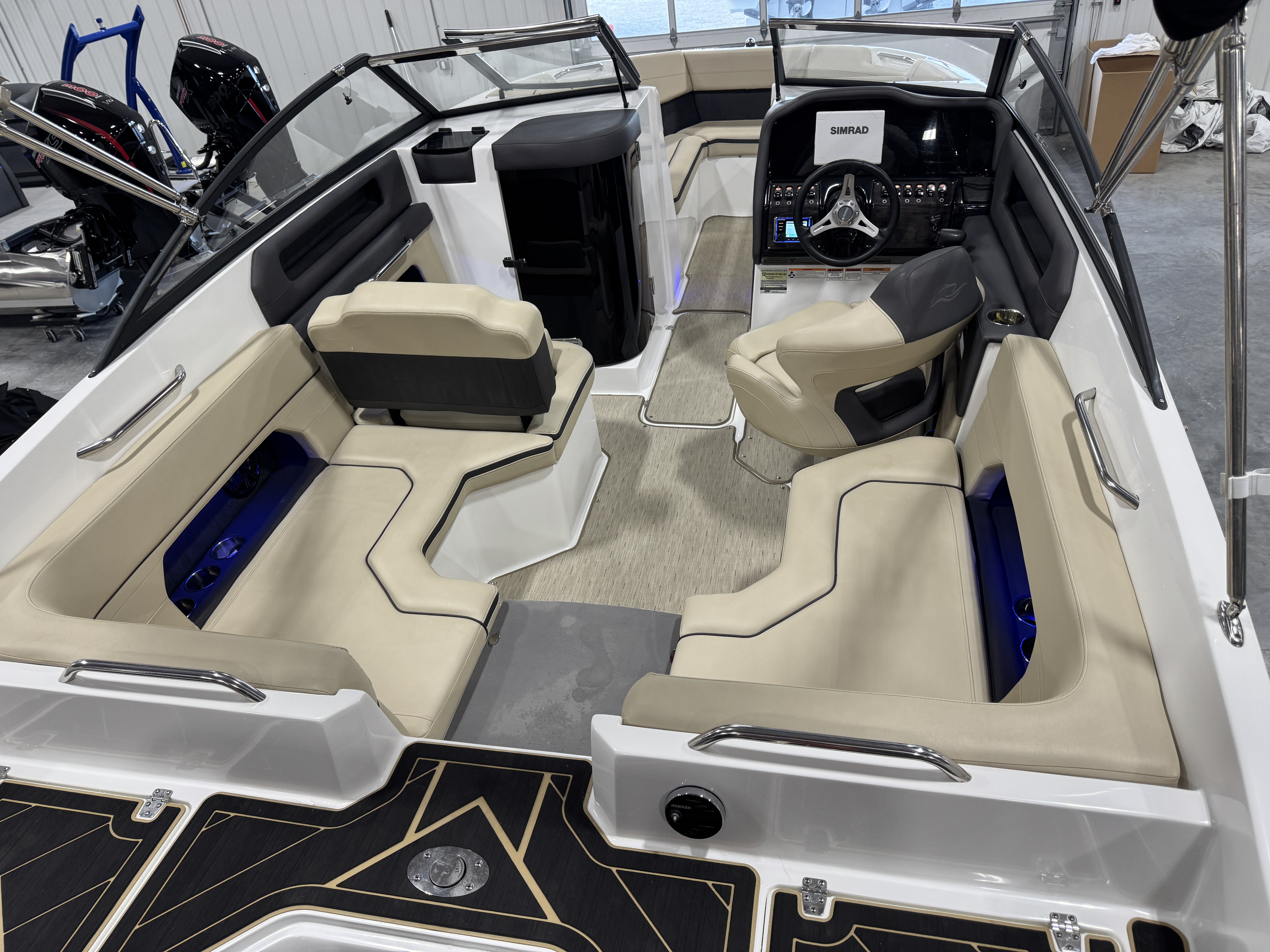 Used 2019 Rinker Q3