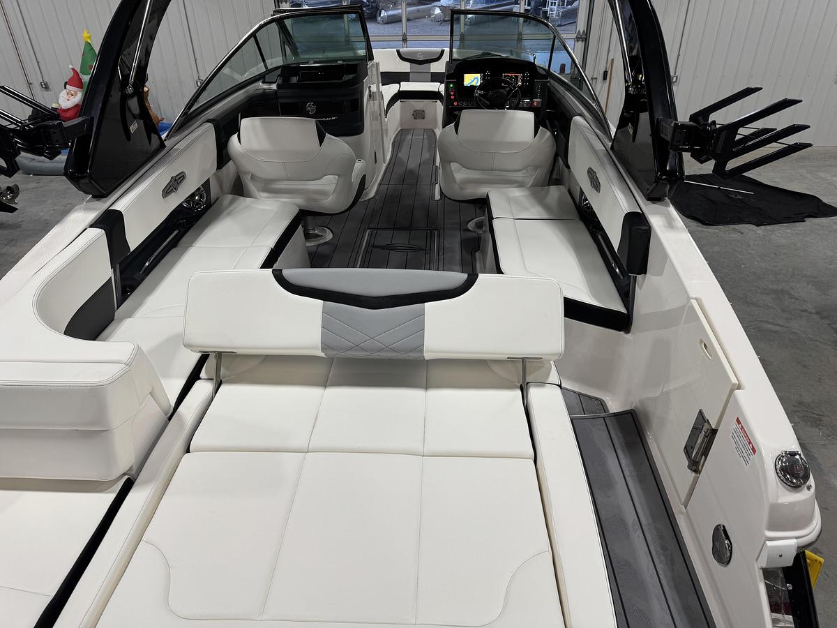 Used 2023 Chaparral 30 Surf