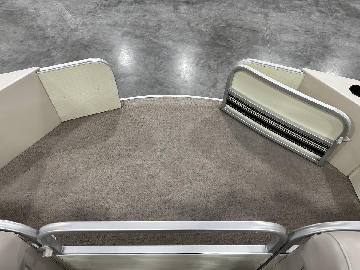 Used 2002 Voyager 25 Cruise Tri-Toon