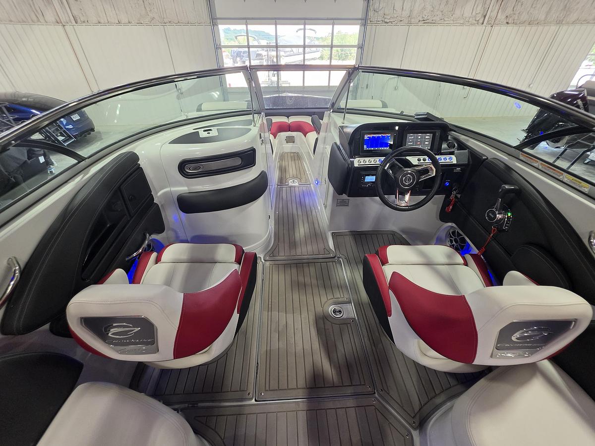 Used 2022 Crownline 265 Surf open bow