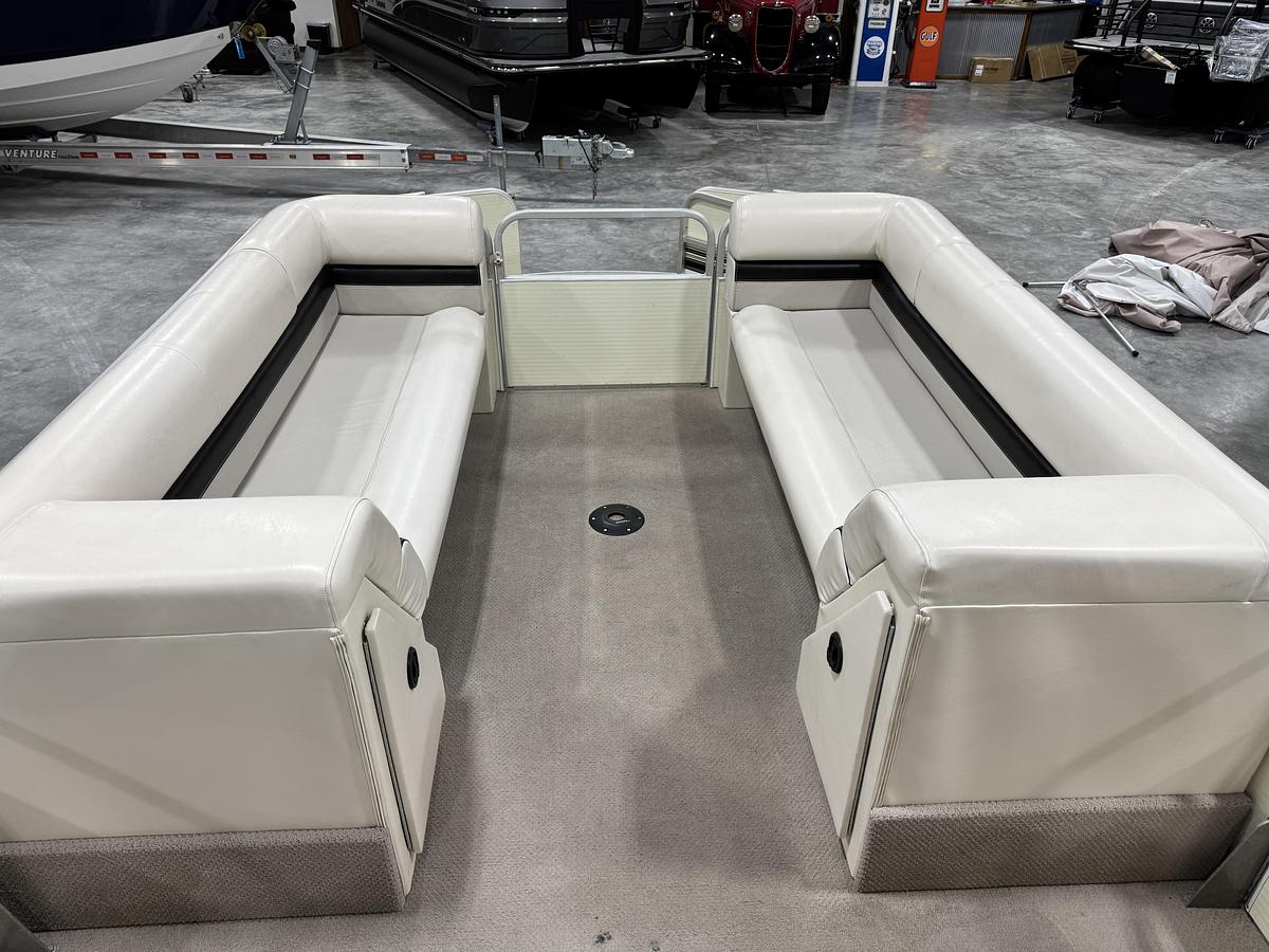 Used 2002 Voyager 25 Cruise Tri-Toon