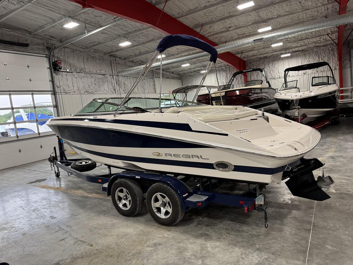 Used 2004 Regal 2200 LSR