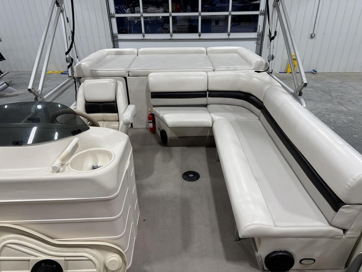 Used 2002 Voyager 25 Cruise Tri-Toon