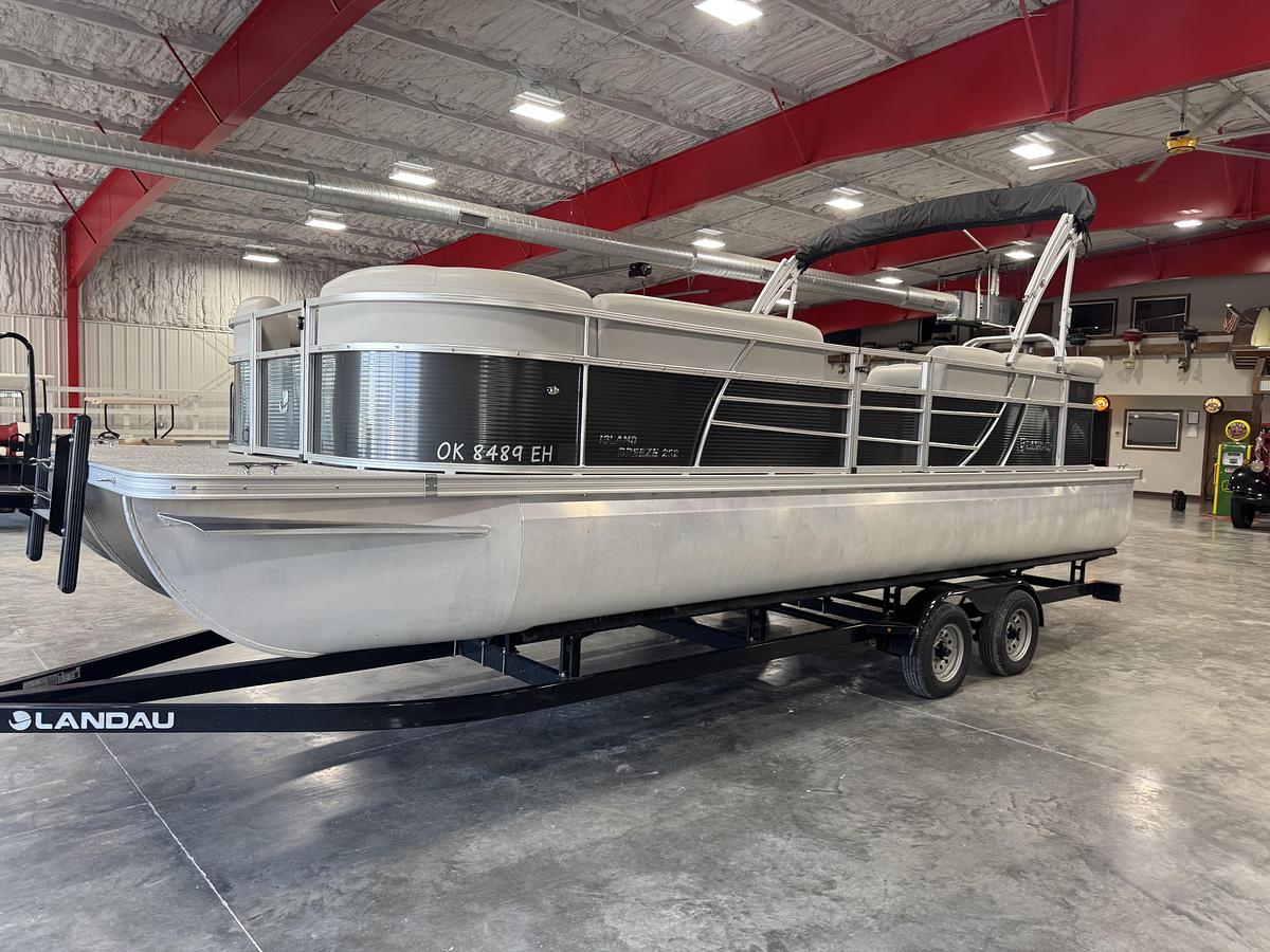 Used 2022 Landau 252 Island breeze