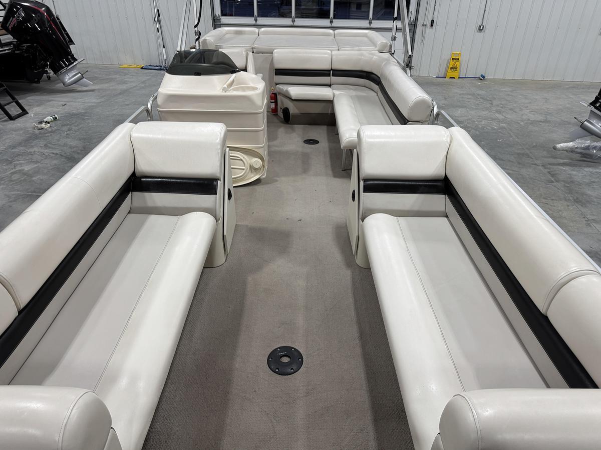 Used 2002 Voyager 25 Cruise Tri-Toon