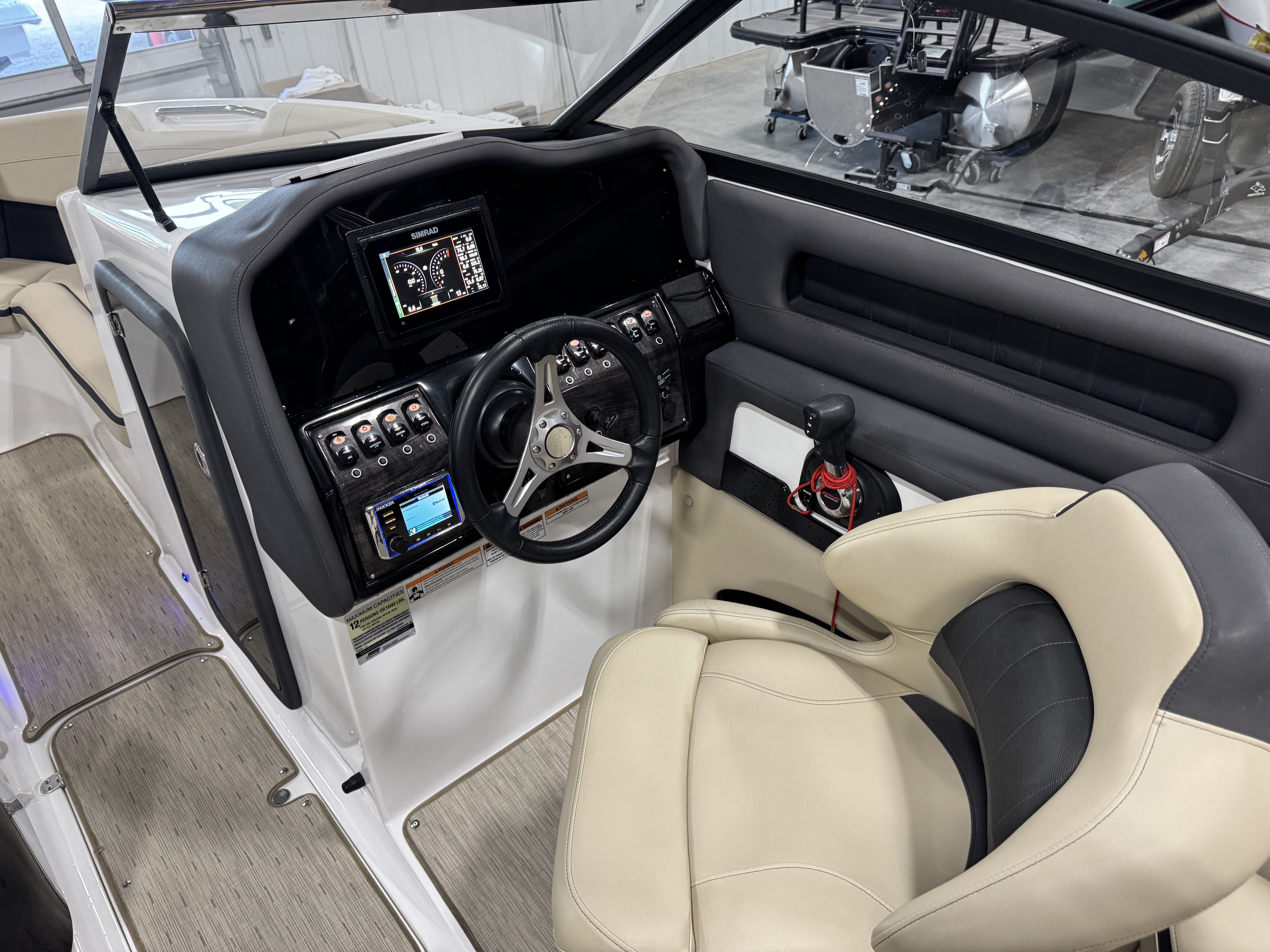 Used 2019 Rinker Q3