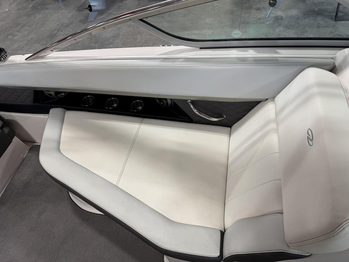 Used 2013 Regal 27 Fasdeck