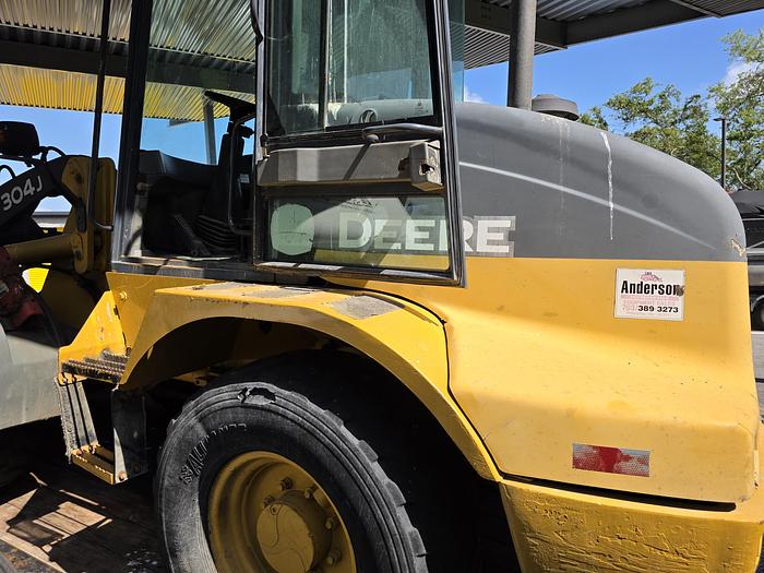 Used Used 2004 John Deere 304J Loader