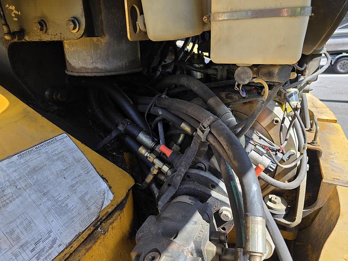 Used Used 2004 John Deere 304J Loader