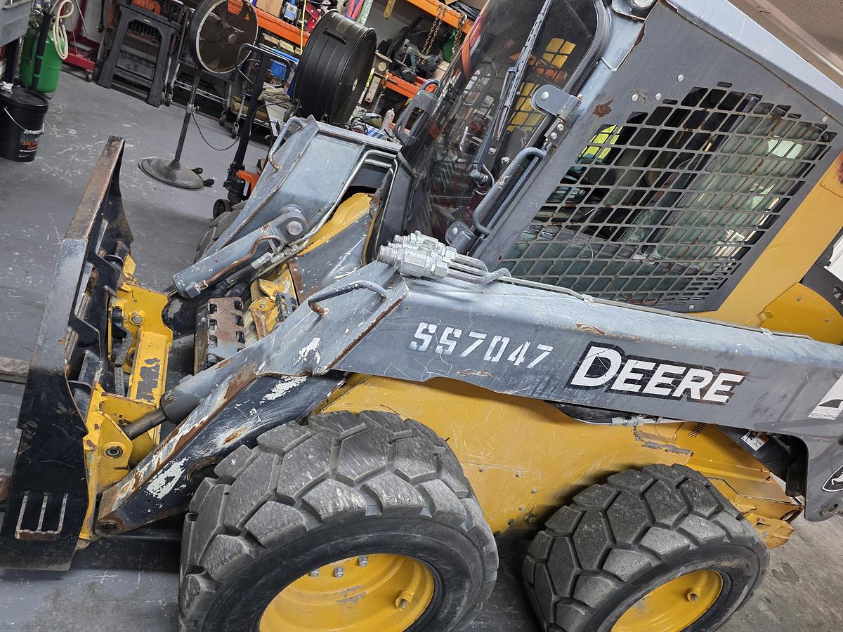 Used 2015 JOHN DEERE 332E