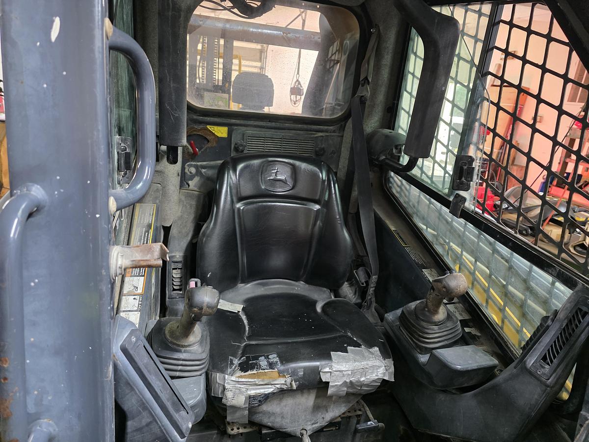 Used 2015 JOHN DEERE 332E