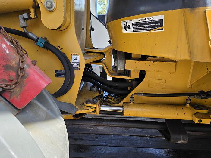 Used Used 2004 John Deere 304J Loader