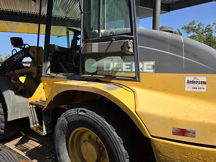 Used Used 2004 John Deere 304J Loader