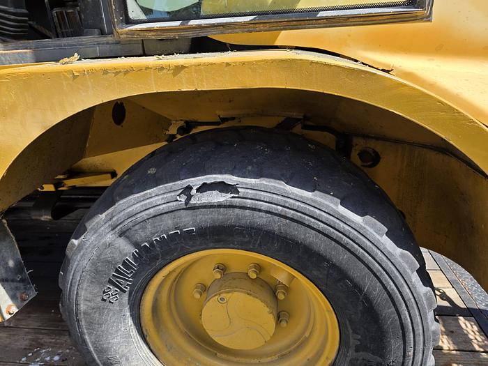 Used Used 2004 John Deere 304J Loader