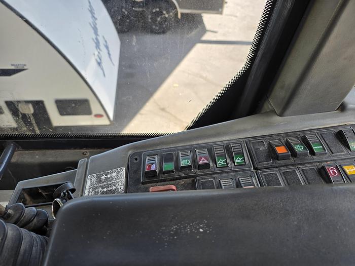 Used Used 2004 John Deere 304J Loader