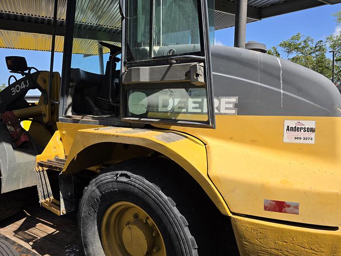 Used Used 2004 John Deere 304J Loader