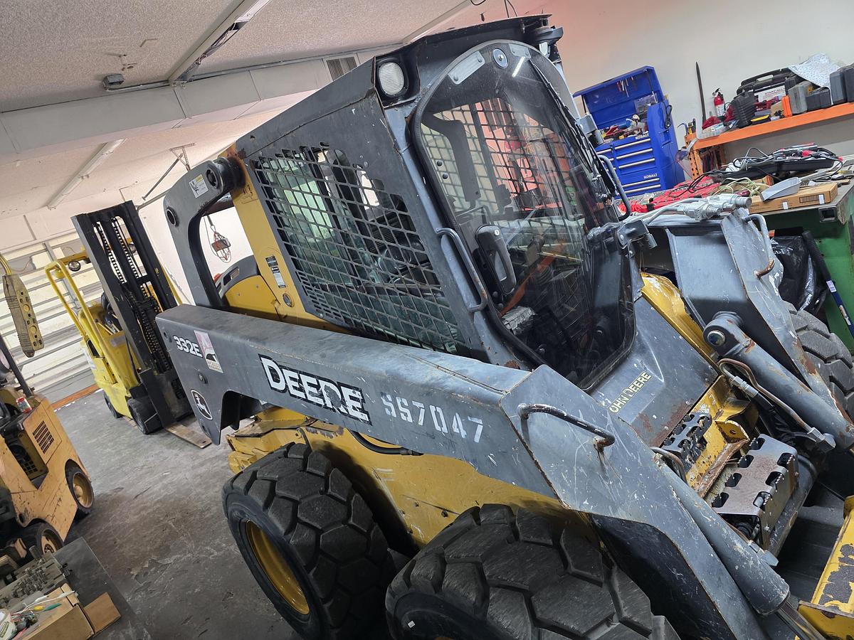 Used 2015 JOHN DEERE 332E