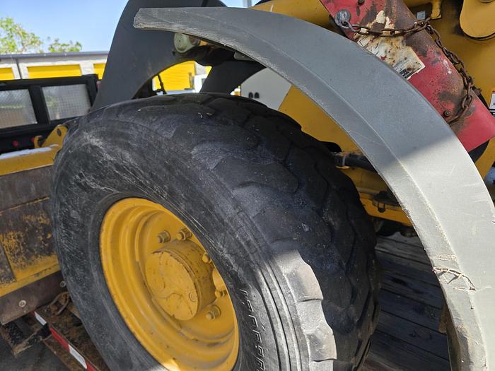 Used Used 2004 John Deere 304J Loader