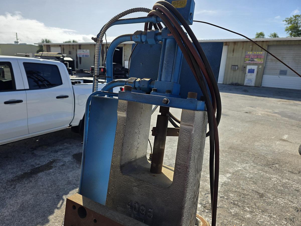 Used avnet dcmt h20e die casting machine