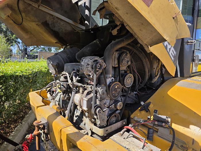 Used Used 2004 John Deere 304J Loader