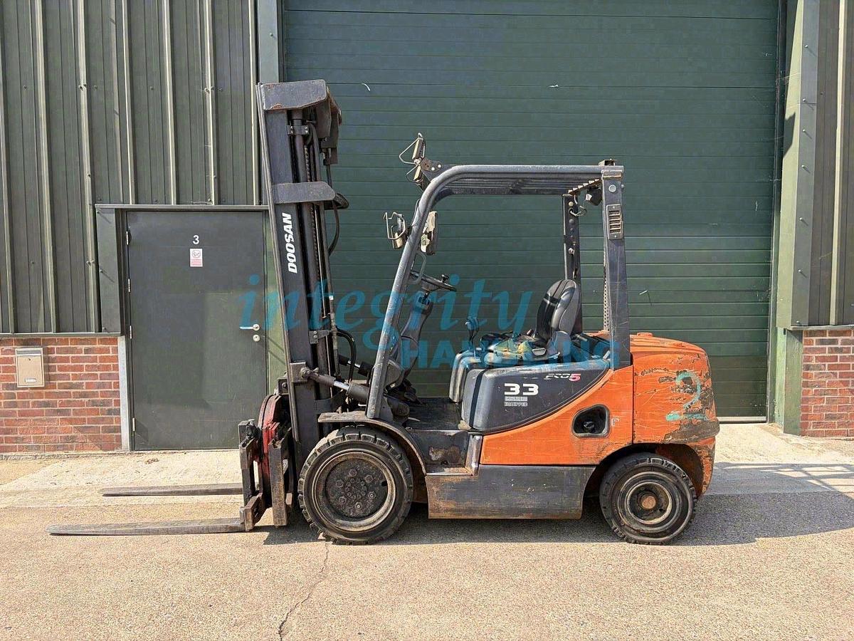 Used 2014 DOOSAN D33S-5