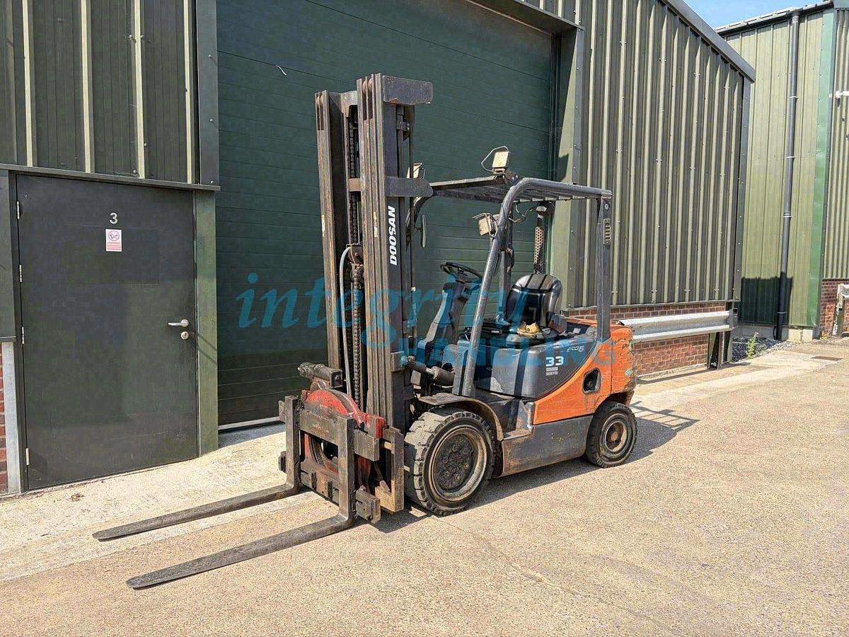 Used 2014 DOOSAN D33S-5
