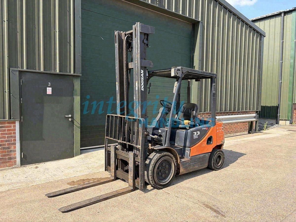 Used 2014 DOOSAN D33S-5