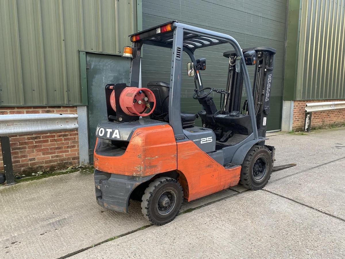 Used 2014 TOYOTA 8FG25