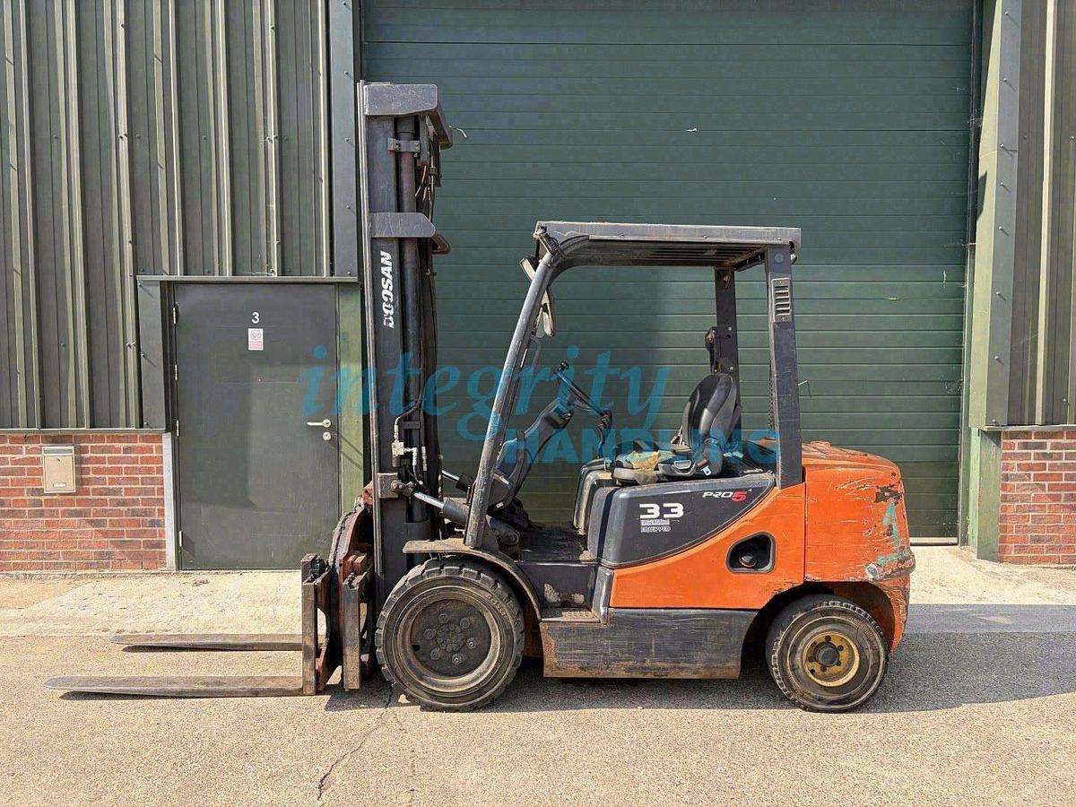 Used 2014 DOOSAN D33S-5