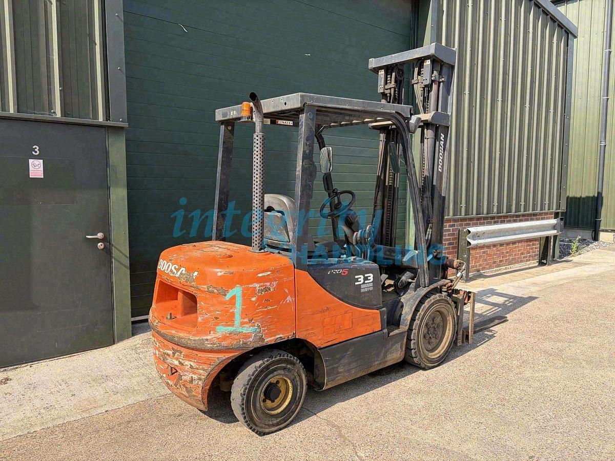 Used 2014 DOOSAN D33S-5