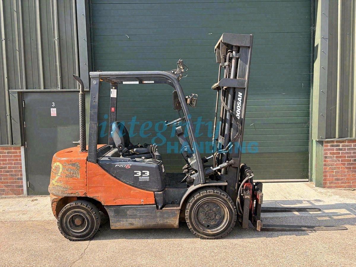 Used 2014 DOOSAN D33S-5