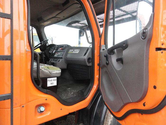 Used 2011 Freightliner / Altec BUSINESS CLASS M2 106 / LRV -55