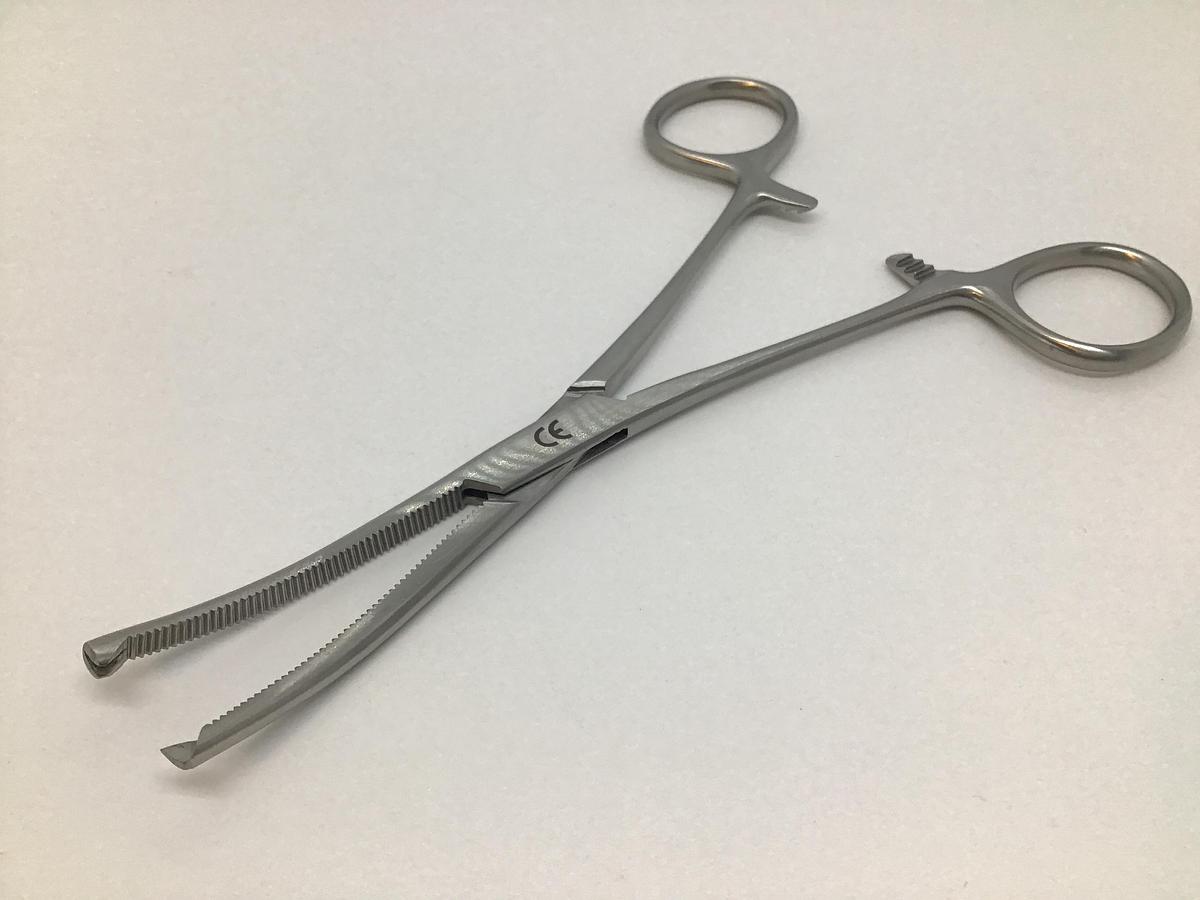 GB Medical Kocher Curved 1 in 2 Teeth 150mm