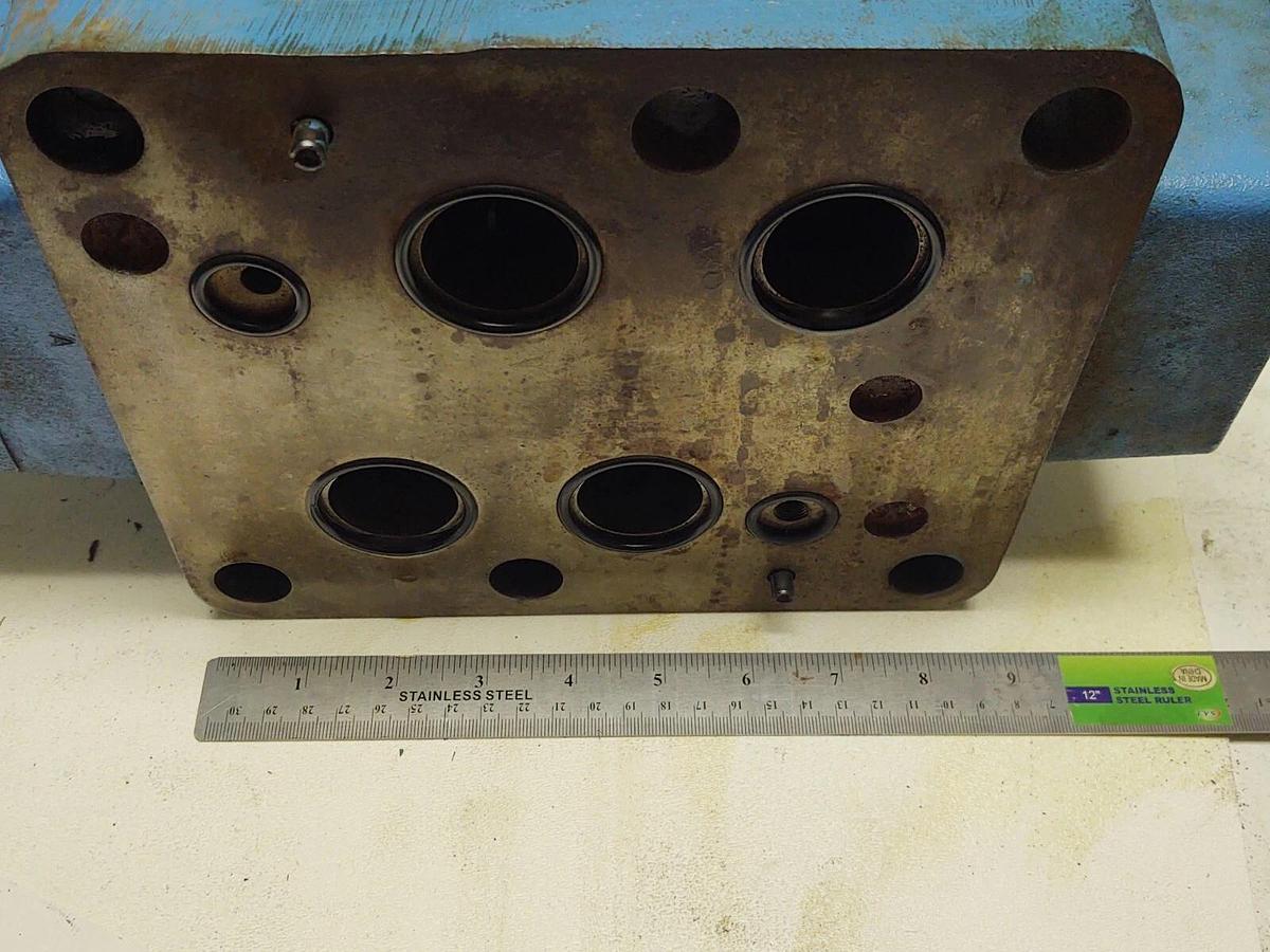 Large Hydraulic Valve 88lb Vickers DG5S4 109A-853 NOS
