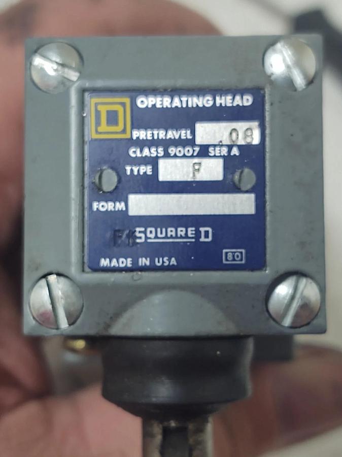 Used SQUARE D 9007C054F Limit Switch, Roller Plunger, 1NC/1NO Contact, 10A @ 600V AC