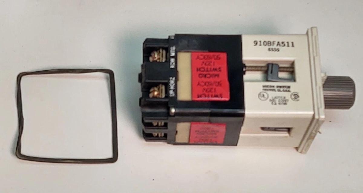 HONEYWELL MICRO SWITCH 910BFA511 SLECTOR SWITCH 120V LIGHTED NIB FREE SHIPPING