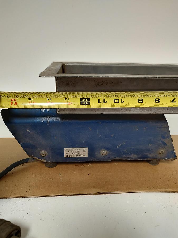 Used Linear Vibratory Feeder 200VAC VL-02 80260019 13.5x5.5 Tray