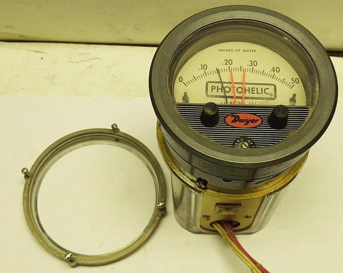 Used Dwyer PHOTOHELIC Gauge Range 0'' - .50'' of Water 25 PSI Max 117VAC Differential