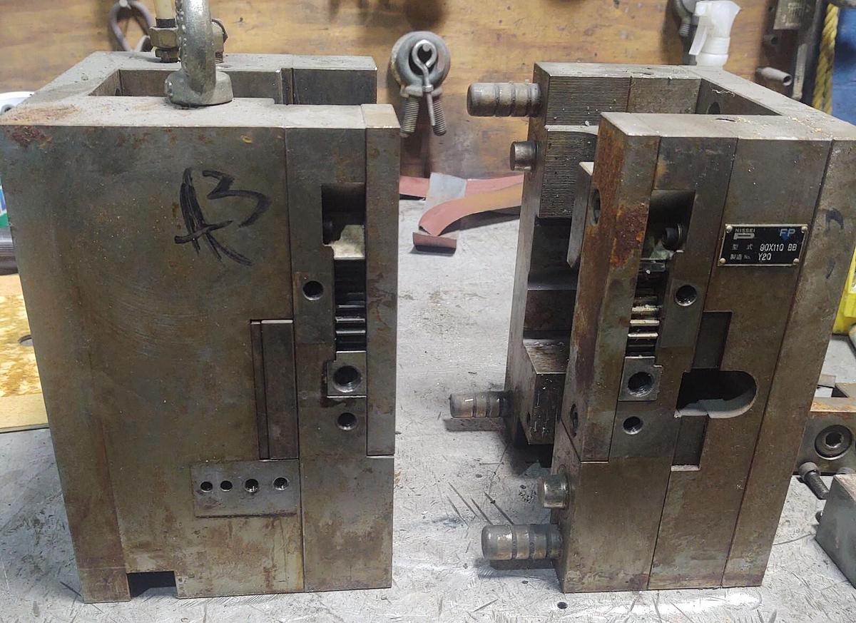 Used 🔥 Plastic Injection Vertical MUD "Master Unit Die" Quick Change Mold Base