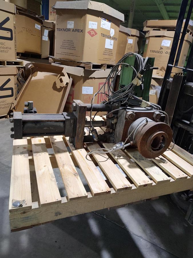 Used 4-1/2" Hydraulic Screen Changer for Extruder
