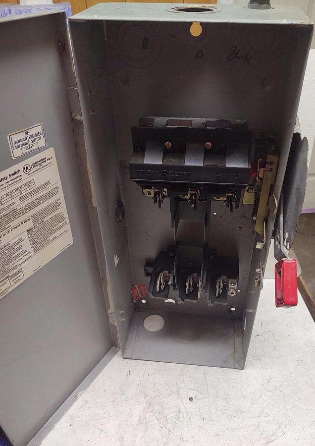 Used GE General Electric Square D Heavy Duty Safety Switch 100 AMP 600 VAC NP1578000E