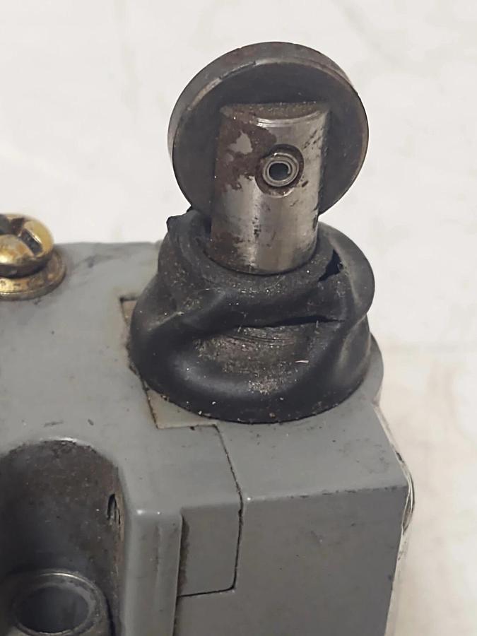 Used 🔥NICE SQUARE D C054F Industrial Plunger Limit Switch, NO/NC View Pictures