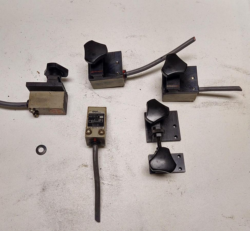 Used LOT (4) FUJI PEW-32L/N Electric Proximity Sensor Switch PLC 18-30 VDC FREE SHIP
