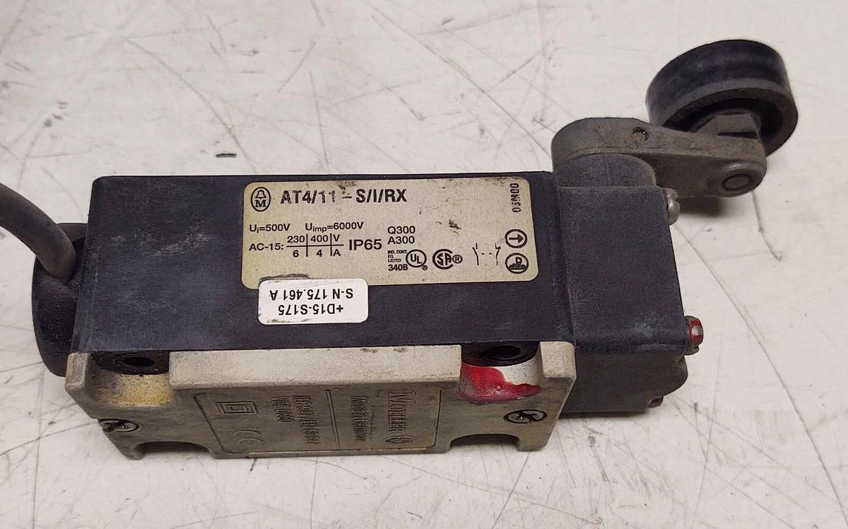 Used ARBURG Moeller AT0-4/11 S/I/RX Roller Head Limit Switch IEC 947