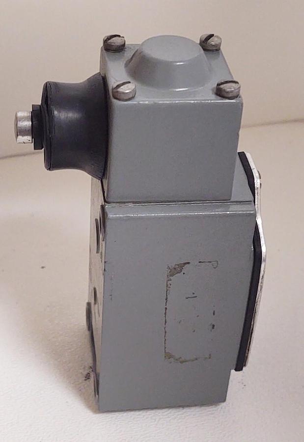 Used Allen-Bradley Oil Tight Limit Switch 802T-B D Punger Right Angle