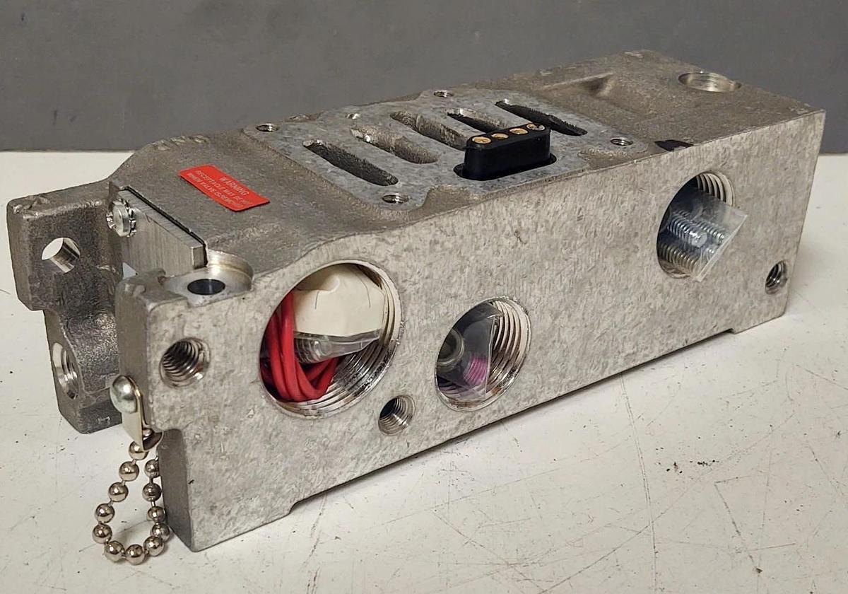 🔥NEW - Parker K142230 Schrader Bellows Manifold Base