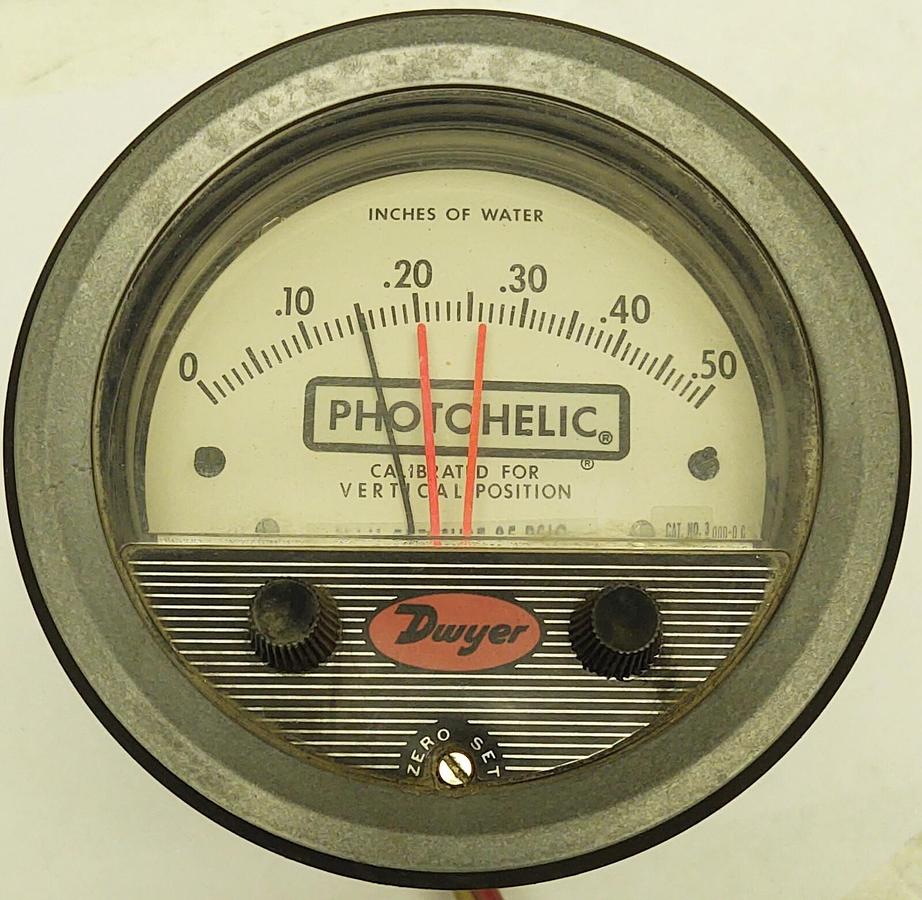 Used Dwyer PHOTOHELIC Gauge Range 0'' - .50'' of Water 25 PSI Max 117VAC Differential